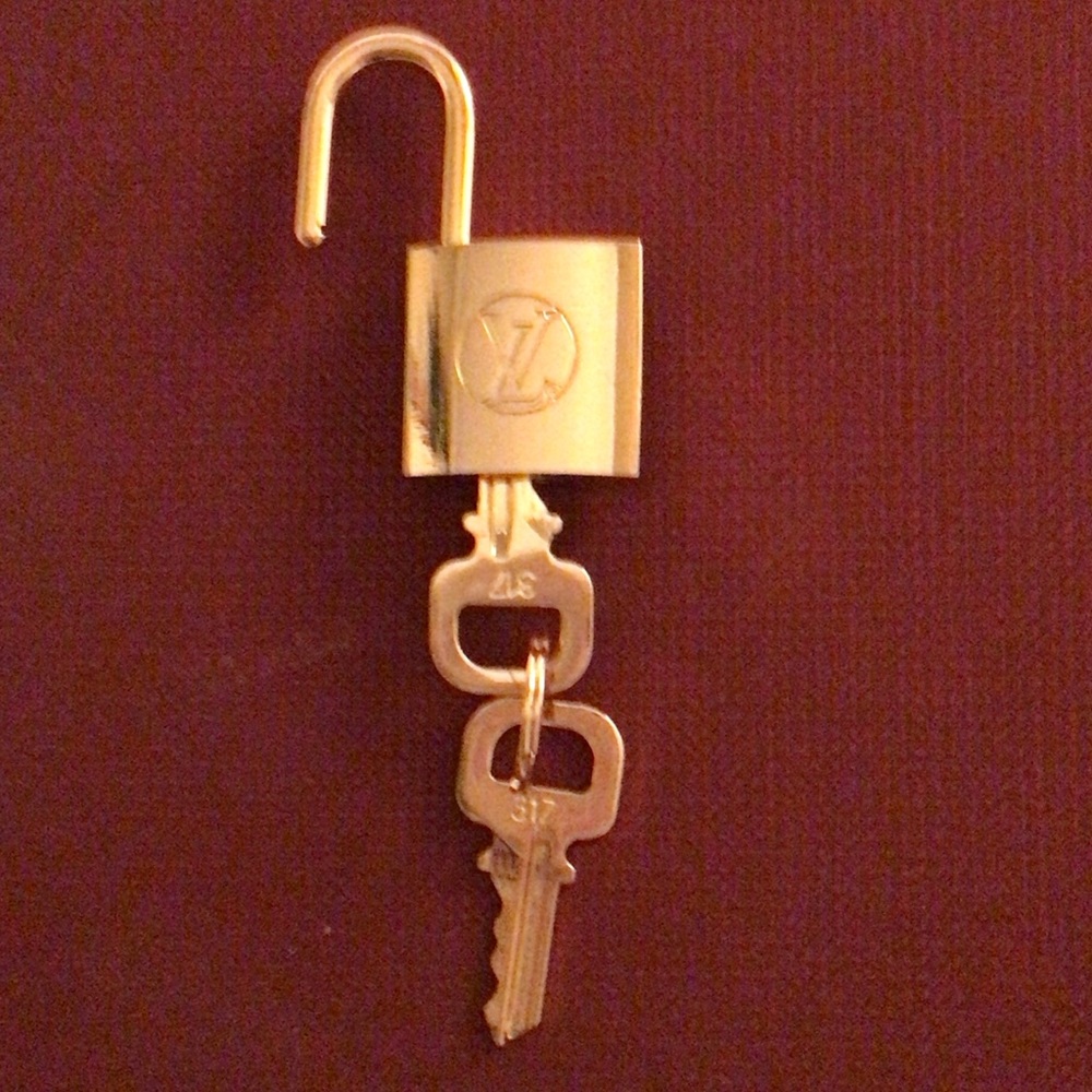 Copy / Louis Vuitton Gold Lock and Key Set